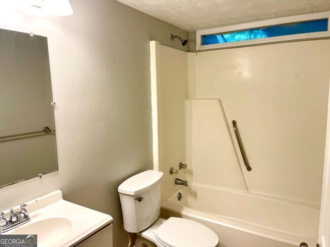 Building Photo - 415 Hillsdale Dr