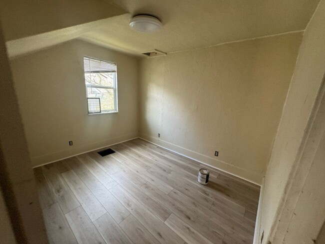 Building Photo - 2 Bedroom Unit in The Dalles For Rent