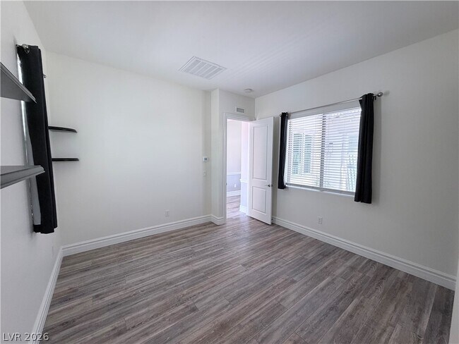 Building Photo - 9936 Wildhorse Cyn Ave