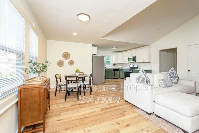 Building Photo - 2422 Queen St