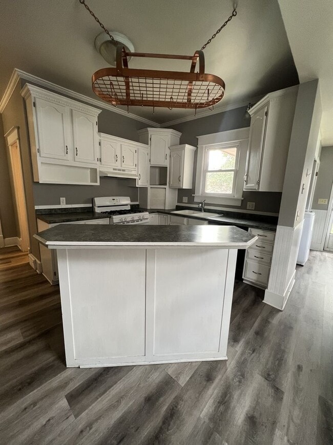 Building Photo - Spacious 4 Bedroom, 2 Bathroom Home