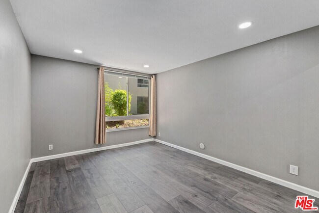 Building Photo - 1340 S Beverly Glen Blvd