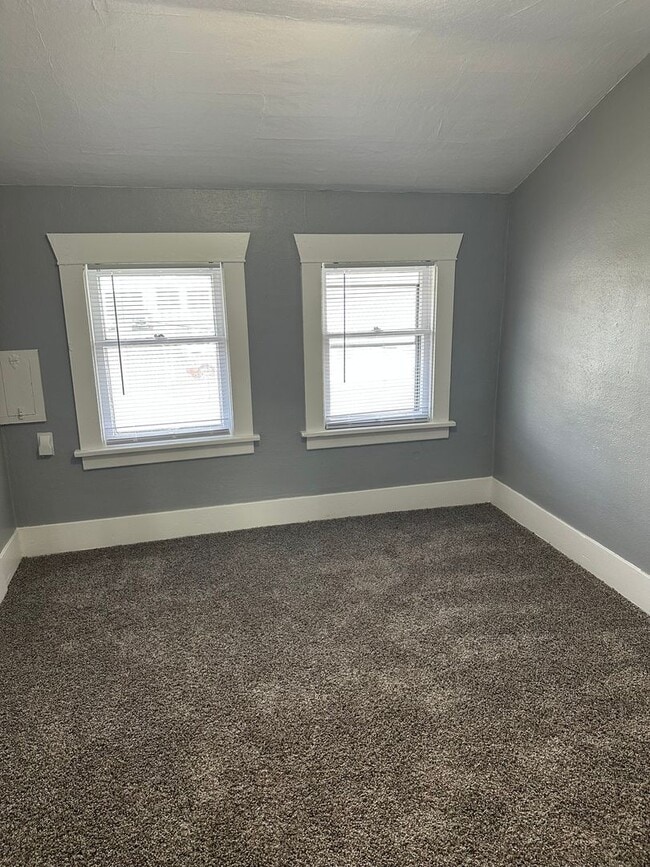 Building Photo - 4+ bedrooms, 1.75 bathrooms in South Tacoma