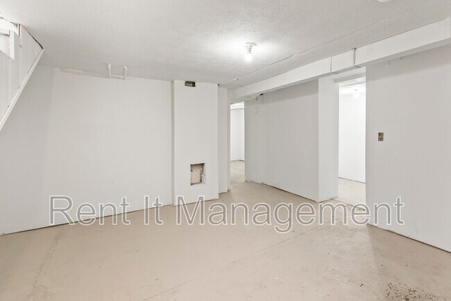 Building Photo - 3042 Cottage Grove Ave