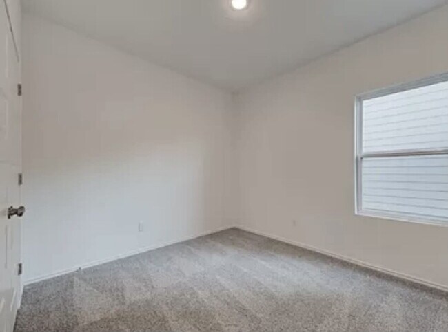 Building Photo - "Spacious 3-Bedroom Gem with 2 Full Baths ...