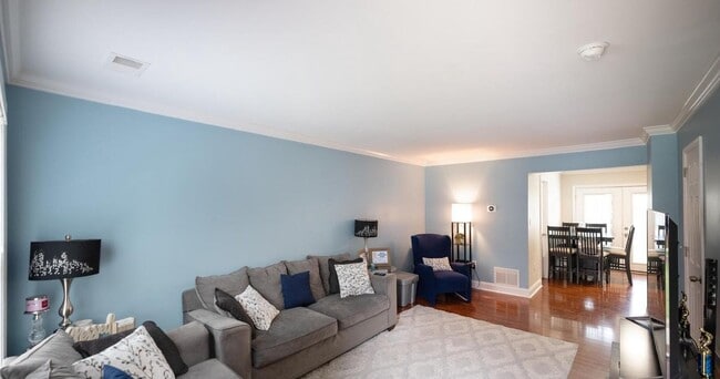Building Photo - Exceptionally maintained townhouse in Fred...
