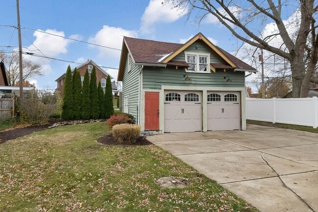 Building Photo - Quaint 4 bedroom Erie Home with Central Air & Garage Parking