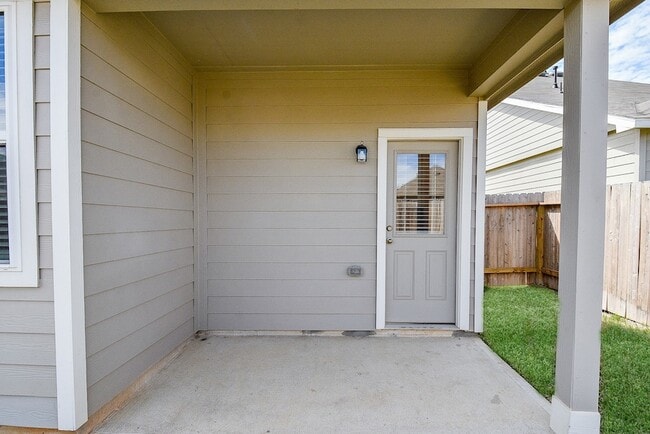 Building Photo - 14042 Chinook Dr