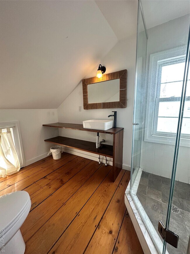 Building Photo - 744 Main St