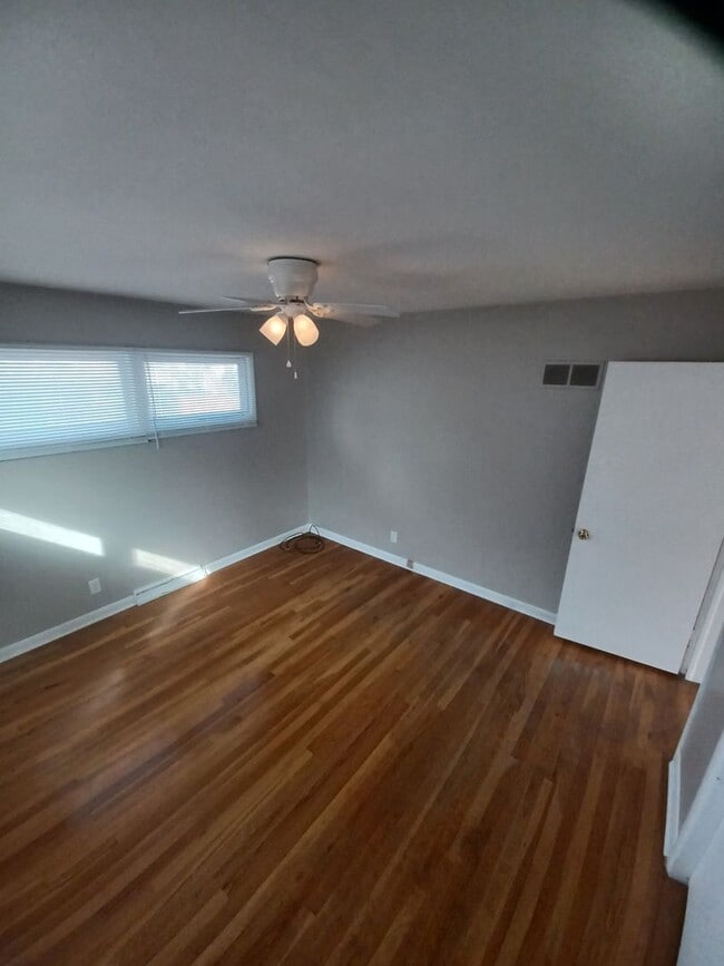 Building Photo - Don't miss out on this great Duplex!