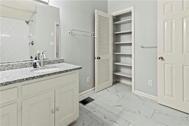 Building Photo - 2314 Wayside Dr