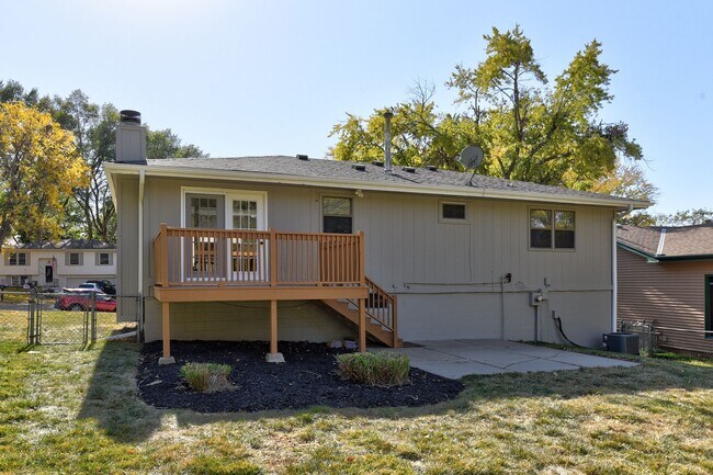 Building Photo - Large home in quiet neighborhood