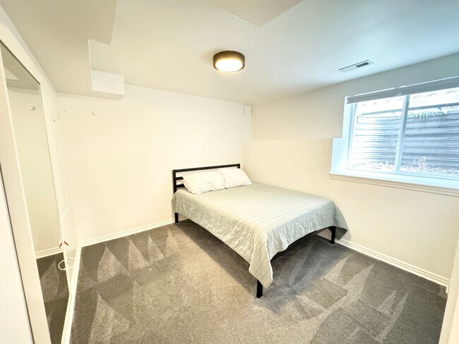 Building Photo - Gorgeous Avenues Remodel!