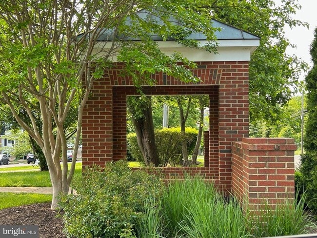 Building Photo - 136 Fairfield Dr