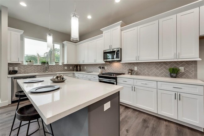 Building Photo - 3362 Pinemont Dr