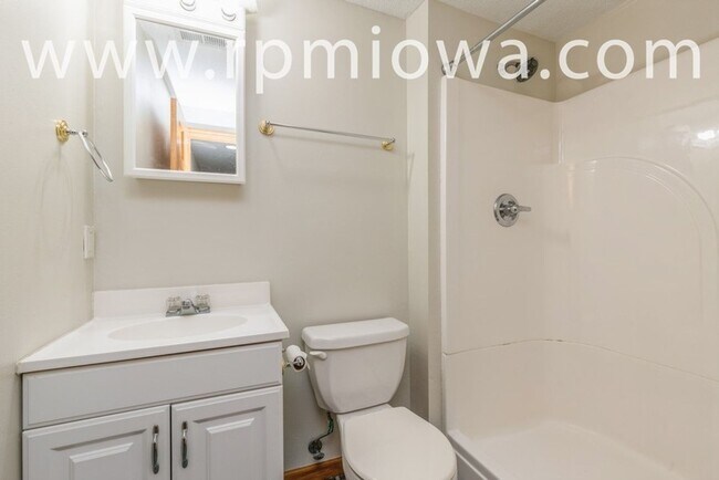 Building Photo - GREAT LOCATION!! 4 Bedroom, 3.5 Bathroom Home in West Des Moines