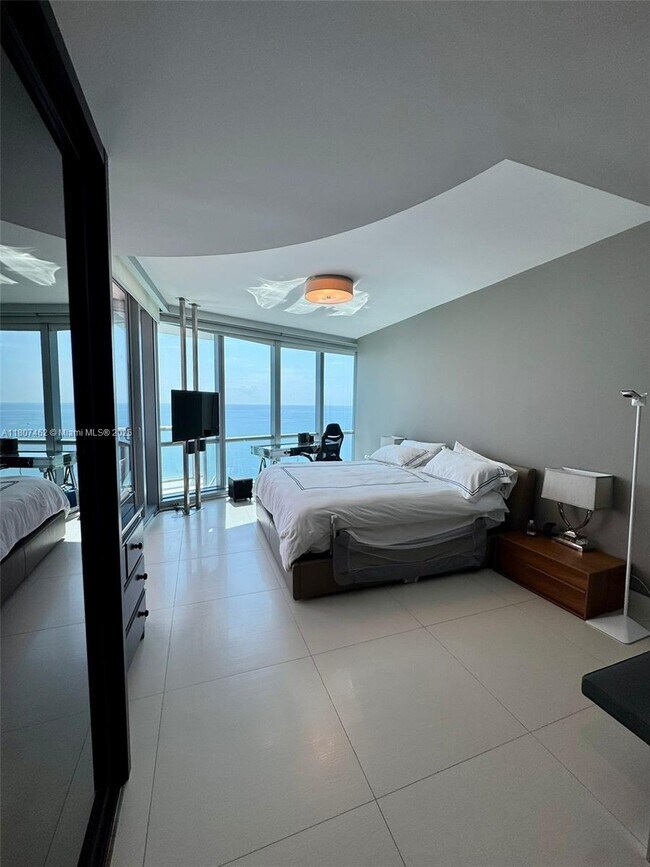 Building Photo - 17121 Collins Ave