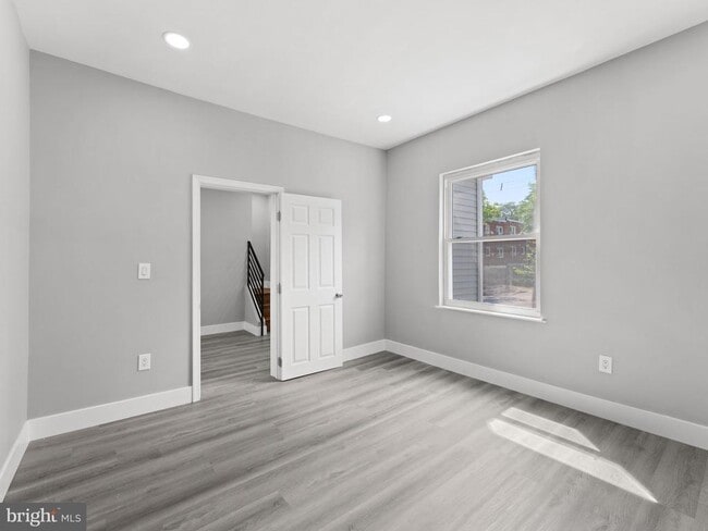 Building Photo - 9 N Front St