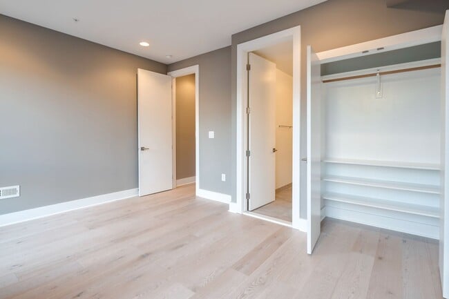 Building Photo - Queen Village Townhome