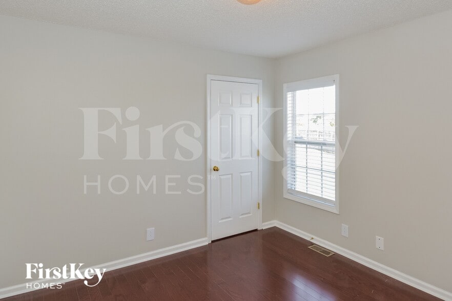 Building Photo - 3890 MacKenzie Dr