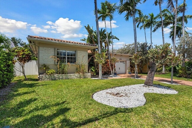 Building Photo - Emerson Avenue, Surfside, FL 33154 - 3 BR 3 BA single-family home