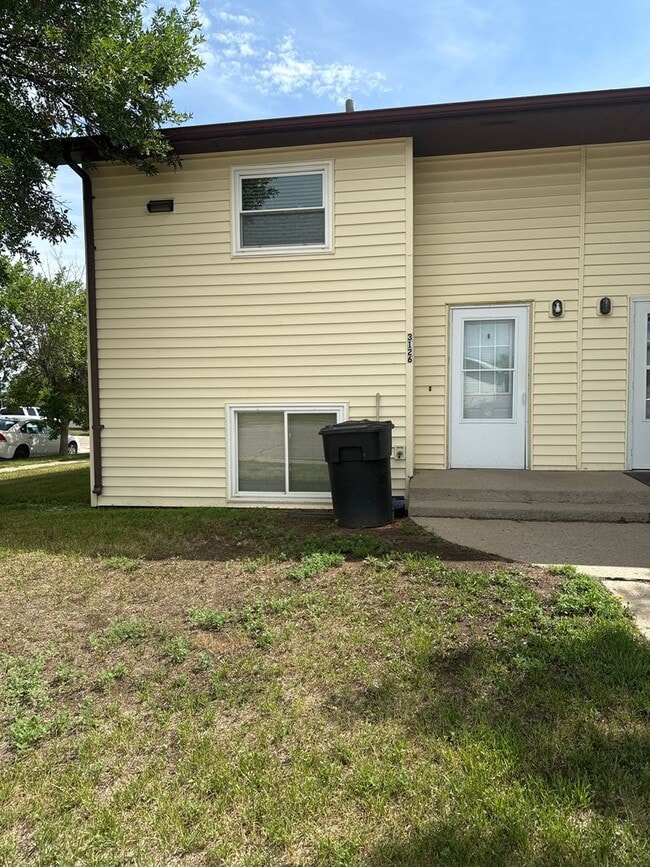 Building Photo - Two bedroom one bathroom townhome available!!