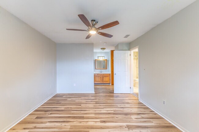 Building Photo - Spacious & Stylish 3-Bedroom Townhome in S...