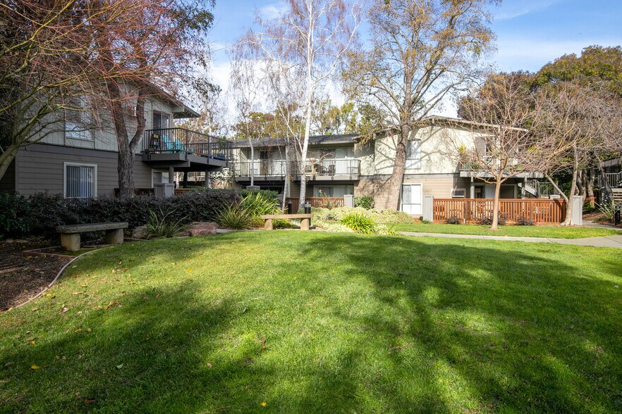 Building Photo - 877 Heatherstone Way