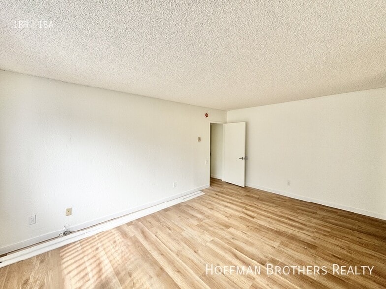 Building Photo - 1000 N Doheny Dr