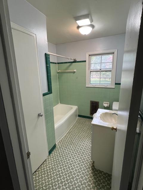 Building Photo - 3600 Lakewood Rd NW