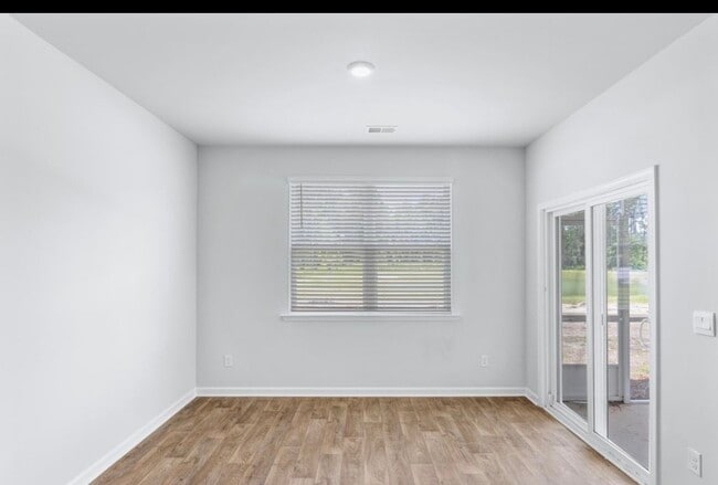 Building Photo - 102 Green Passage Ln