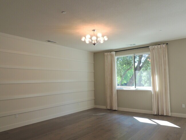 Building Photo - Hurry! RARE VACANCY! 3 BR Model home with ...