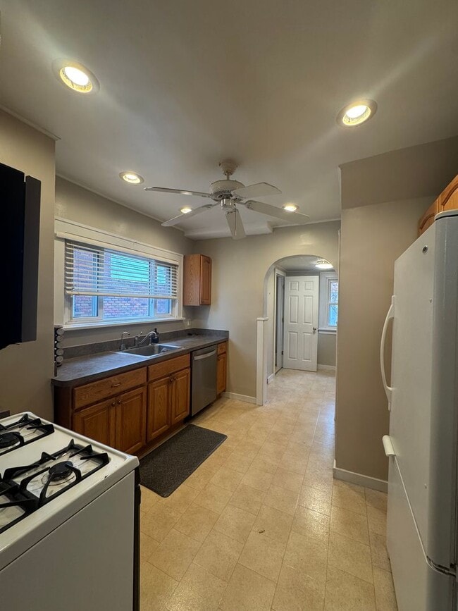 Building Photo - Three Bedroom Home Located in University H...