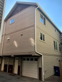 Building Photo - Lovely, Spacious 3 bed/2.5 bath townhome i...