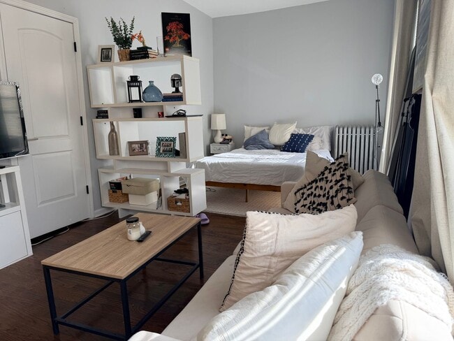 Building Photo - Sun-Drenched Logan Square Studio | 1 Block to California Blue Line