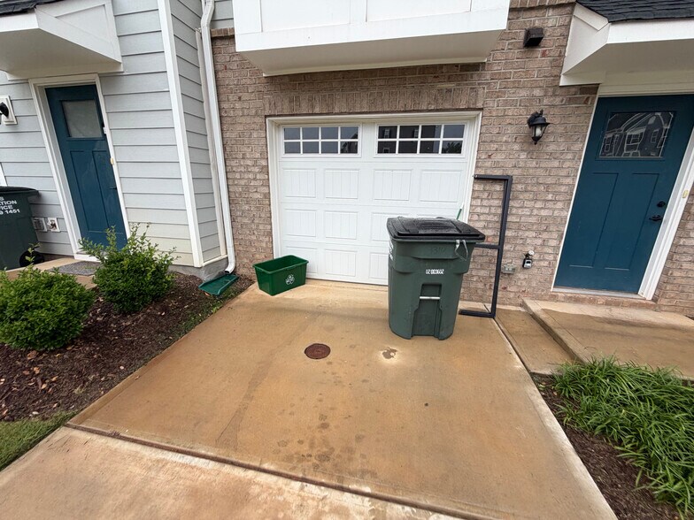 Building Photo - Room in Townhome on Beeler Ln