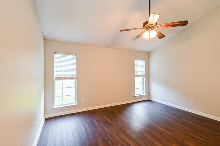 Building Photo - 8161 Loden Cove