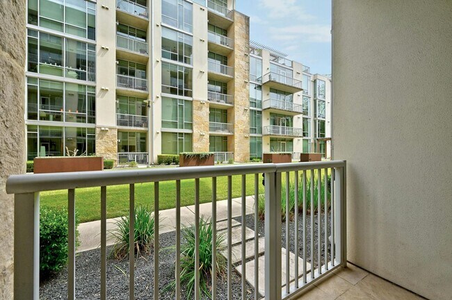 Building Photo - Prime Location, Luxurious Living!