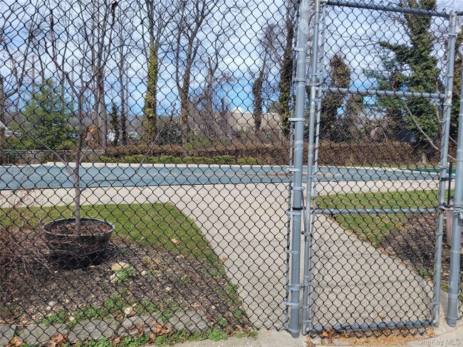 Building Photo - 100 Town House Village