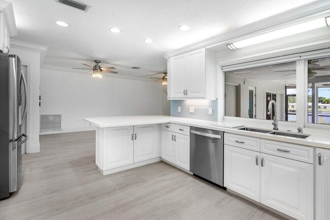 Building Photo - 150 SW 11th Ct