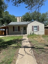 Building Photo - Large Floor Plan with Plenty of Space and a Bonus Room!