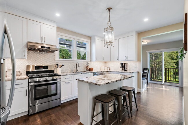 Building Photo - 639 Cumnor Ave