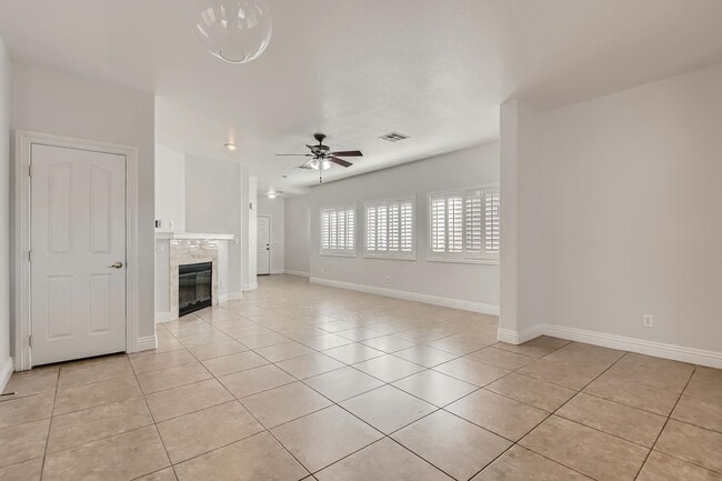 Building Photo - 5 Bedroom in Silverado Ranch!
