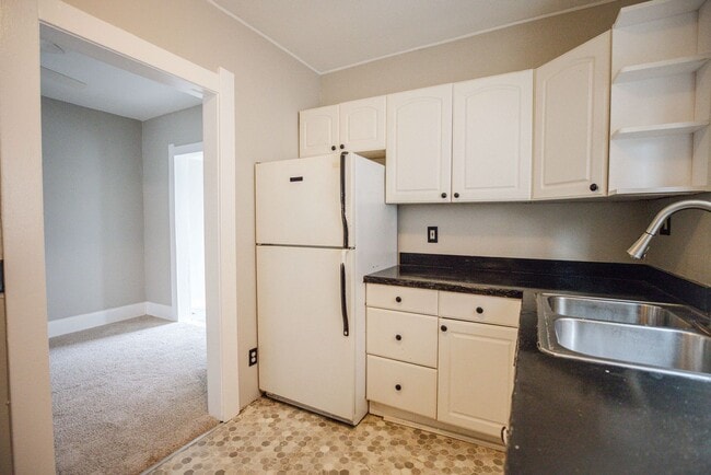 Building Photo - Cute three bedroom home in East Toledo!