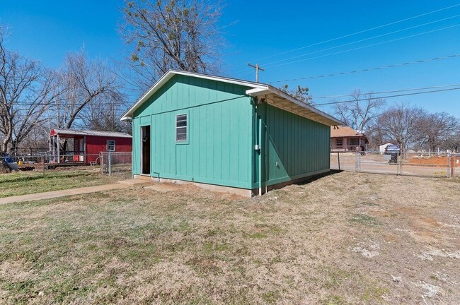 Building Photo - 423 E Morton St