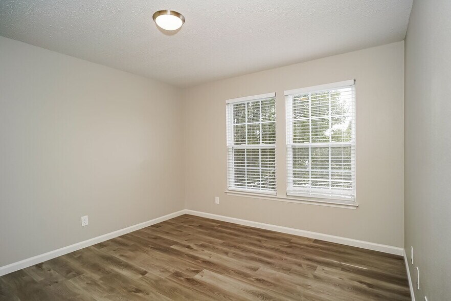 Building Photo - 5609 Woodland Trace Blvd