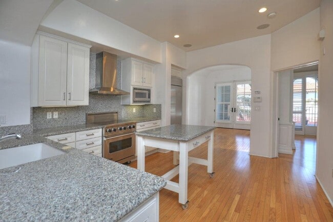 Building Photo - Downtown Luxury One Bedroom with Private Garage