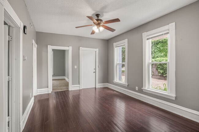 Building Photo - 3BR/1 Bath Lower Level Duplex in Northeast...