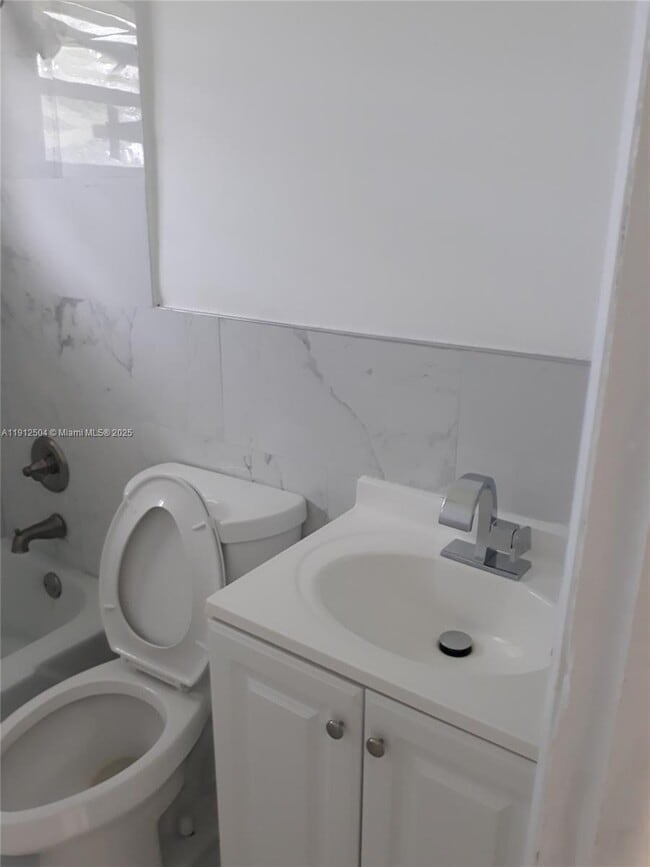 Building Photo - 601 NW 4th Ct