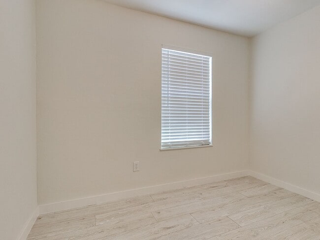 Building Photo - 4 bedroom 2 bath home in Tecumseh!